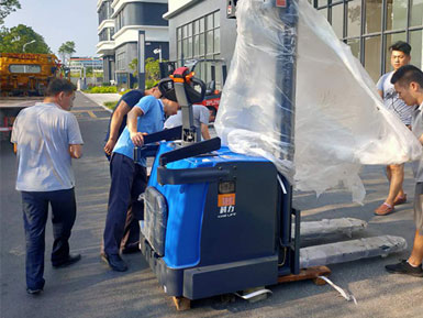 科力電動(dòng)堆高車(chē)進(jìn)行裝卸、堆高、堆垛和短距離運(yùn)輸作業(yè)