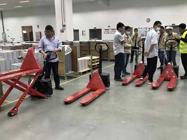 電動(dòng)高升程搬運(yùn)車交付使用，感謝廠家羅總親自跟客戶講解操作方法！
